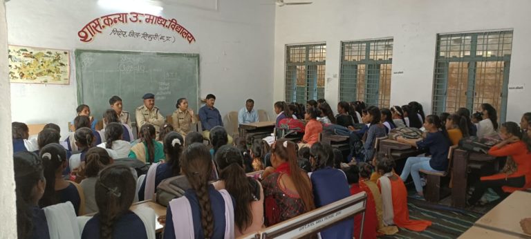 आरक्षक रूपेंद्र व नगर रक्षा समिति सदस्य रचना ने कन्या शासकीय उच्चतर माध्यमिक विद्यालय पिछोर में जाकर छात्राओं को पुलिस के संबंध में जानकारी दी ।