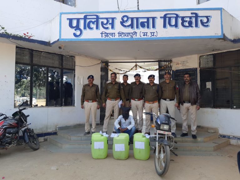 पुलिस थाना पिछोर को मिली बहुत बड़ी सफलता 1,50,000 रुपये कीमती 120 लीटर अवैध ओपी शराब व एक मोटर साइकिल कीमती 50,000जप्त कर एक आरोपी को दबोचा।