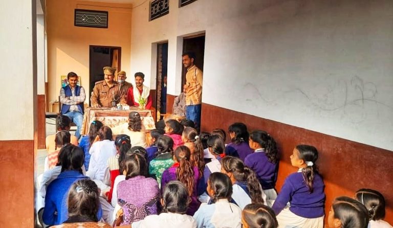 महाराजगंज : पुलिस द्वारा क्षेत्र के विभिन्न शिक्षण संस्थानों पर यातायात के नियमों प्रति किया जा रहा जागरूक।