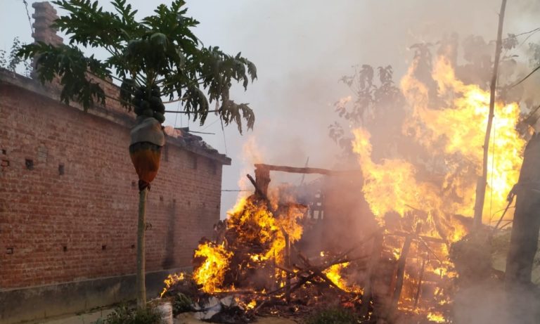 महाराजगंज : गरीब महिला को काम पर न जाने पर दबंग व्यक्ति ने गरीब महिला का झोपड़ी जलाया।