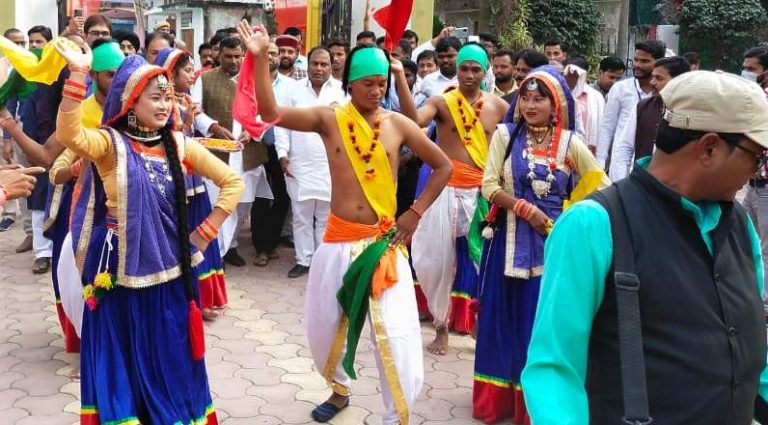 महाराजगंज : जनजाति गौरव दिवस हर्षोल्लास के साथ नौतनवा में बड़ी धूम-धाम से मनाया।