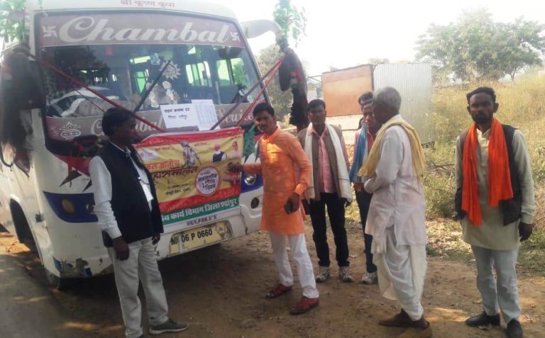 भारतीय जनता पार्टी के ब्लॉक अध्यक्ष सीताराम राठौर ने हरी झंडी देकर वीरपुर से बस को रवाना किया।