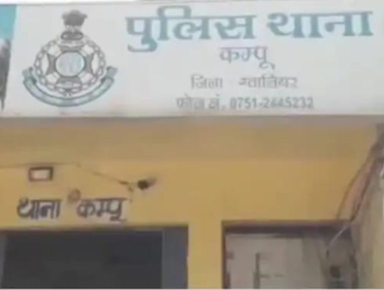 ग्वालियर : थाना कंपू पुलिस ने दो शातिर मोबाइल चोर पकड़े और उनके कब्जे से चुराये हुए दस मोबाइल बरामद किये।