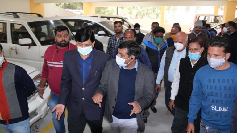 कलेक्टर एवं निगम आयुक्त ने लिया मल्टी लेवल पार्किंग का जायजा, सुव्यवस्थित ढंग से वाहनों की पार्किंग शुरू कराई।