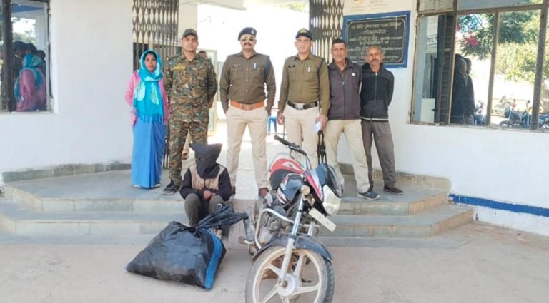 शिवपुरी : पुलिस थाना पिछोर ने एक शराब तस्कर को किया गिरफ्तार।