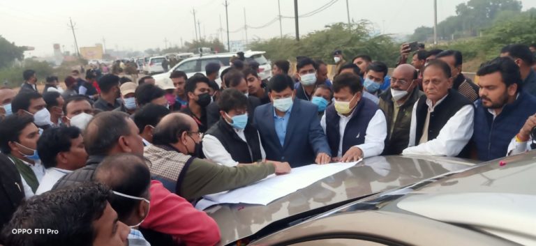 ग्वालियर : केन्द्रीय मंत्री श्री सिंधिया ने ट्रिपल आईटीएम पहुँचकर एलीवेटेड रोड़ का स्थल निरीक्षण किया।