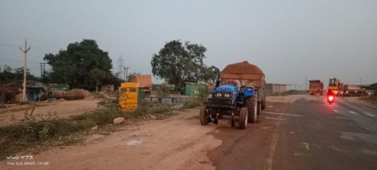 डबरा : रेत माफिया कर रहे धड़ल्ले से रेत की कालाबाजारी टोकन सिस्टम और ओवरलोडिंग वाहनों से हो रही है,