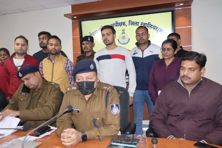 फर्जी दस्तावेज तैयार कर लोगों के साथ नौकरी के नाम पर ठगी करने वाले गिरोह का साइबर क्राइम टीम ने किया पर्दाफाश,तीन सदस्यों को मौके से किया गिरफ्तार।