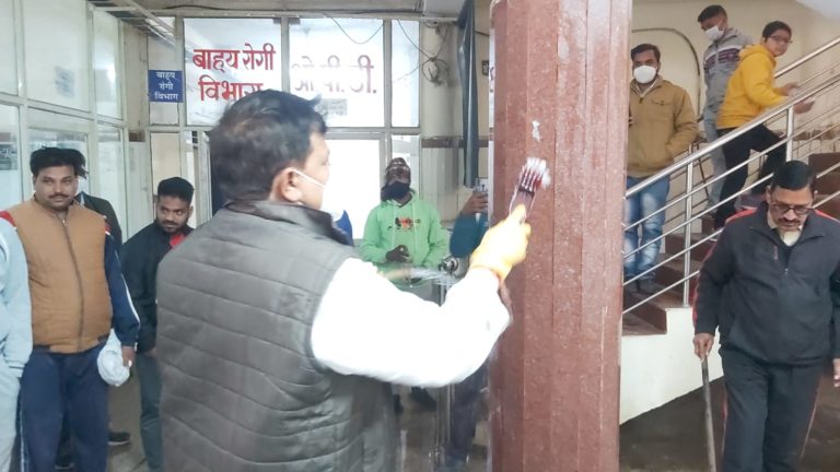 ऊर्जा मंत्री श्री तोमर बोले स्वच्छता हम सभी की जिम्मेदारी, स्वयं सिविल अस्पताल हजीरा में की साफ सफाई।