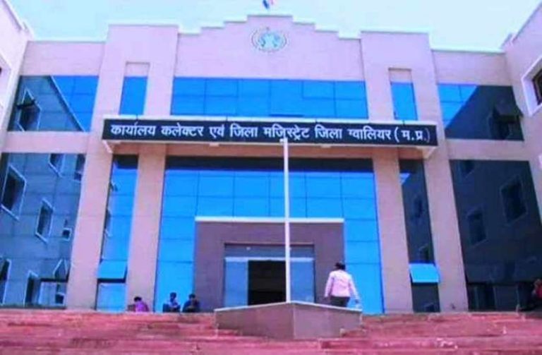 ग्वालियर : कलेक्ट्रेट में हुई जन-सुनवाई के दौरान कलेक्टर ग्वालियर ने लगभग 100 लोगों की समस्याएं सुनी।