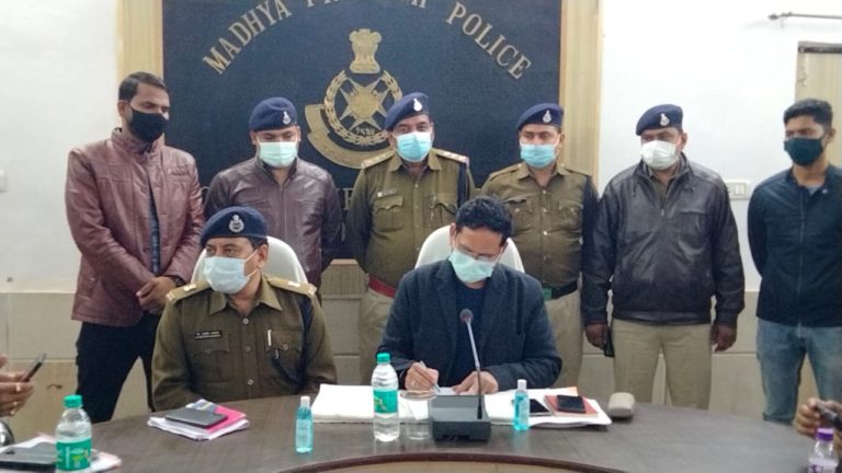 थाना सिटी कोतवाली मुरैना द्वारा चावला बूट हाउस हनुमान चौराहा मुरैना में गठित वारदात का किया पर्दाफाश।