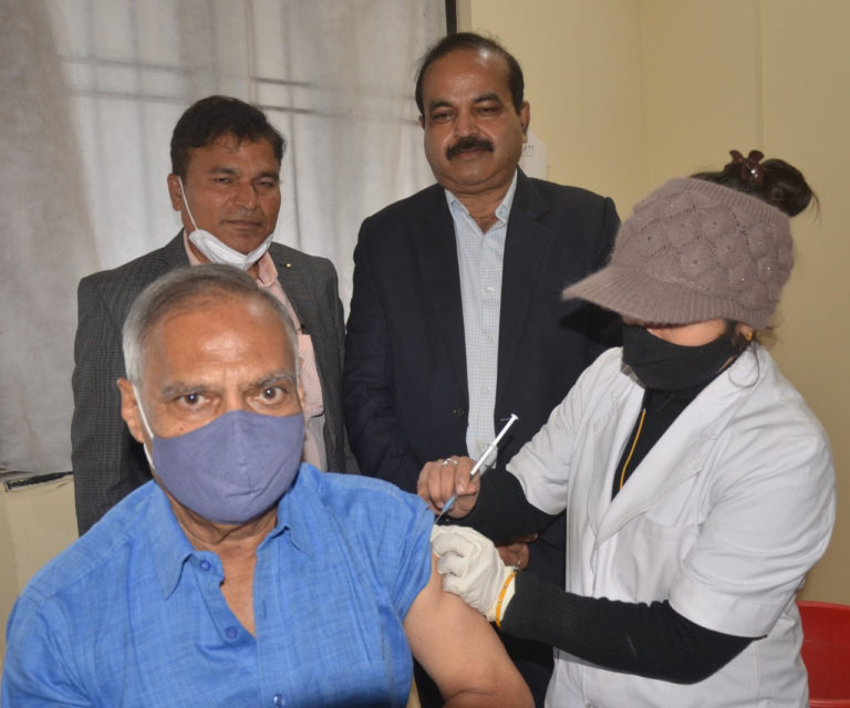 ग्वालियर : सांसद श्री शेजवलकर ने सपत्नीक लगवाया बूस्टर डोज।