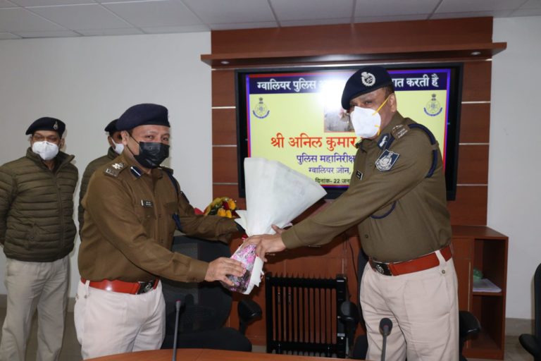 पुलिस की उपस्थिति शहर की सड़कों पर दिखनी चाहिए।