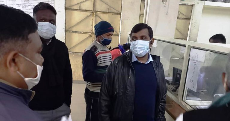 ग्वालियर कलेक्टर : निर्धारित समय में सेवाएँ न देने वाले अधिकारियों से जुर्माना बसूलें।
