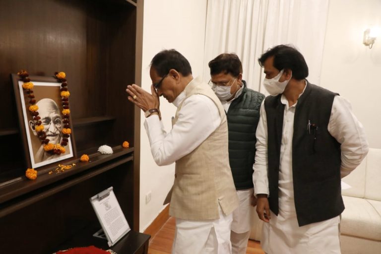 ग्वालियर : मुख्यमंत्री श्री चौहान ने राष्ट्रपिता महात्मा गांधी की पुण्य-तिथि पर किया नमन