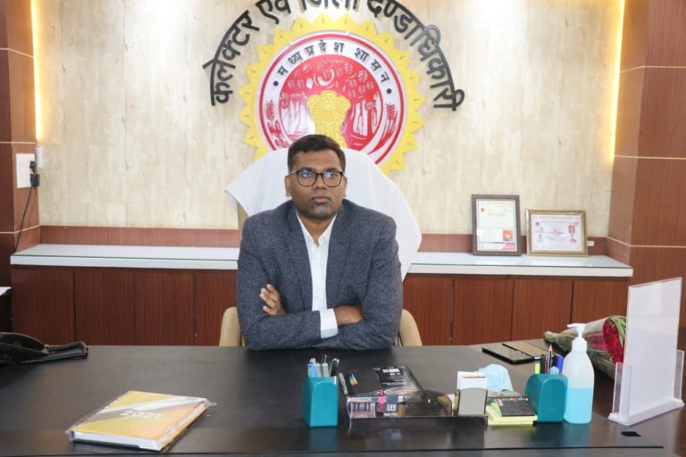 कलेक्टर : सीएम हेल्पलाइन का निराकरण न करने पर अधिकारियों का दो दिन का वेतन कटेगा।