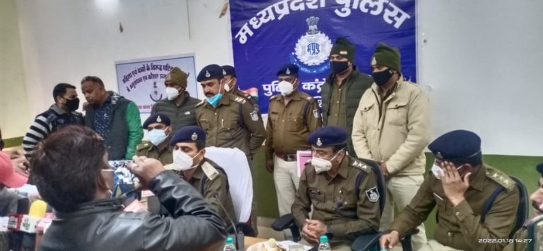 शिवपुरी : पुलिस ने फर्जी आधारकार्ड एवं सिम कार्ड निर्मित करने एवं ठगी करने वाले गिरोह का पर्दाफाश कर तीन लोगों को किया गिरफ्तार।