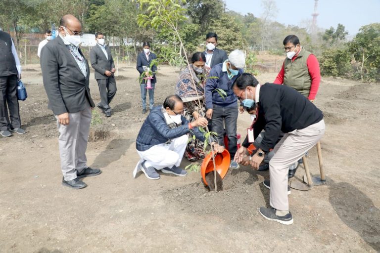 ग्वालियर : मुख्यमंत्री श्री चौहान ने गुलमोहर और मौलश्री के पौधे लगाए।