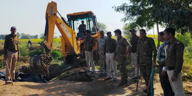 दो लाख रूपये की  शराब और भारी मात्रा में बनाने का सामान मिला