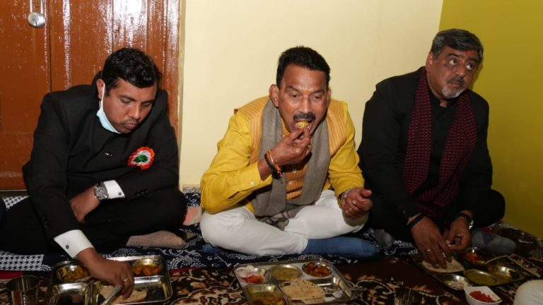 दलित परिवार के बीच बैठकर प्रभारी मंत्री श्री सिलावट ने किया भोजन