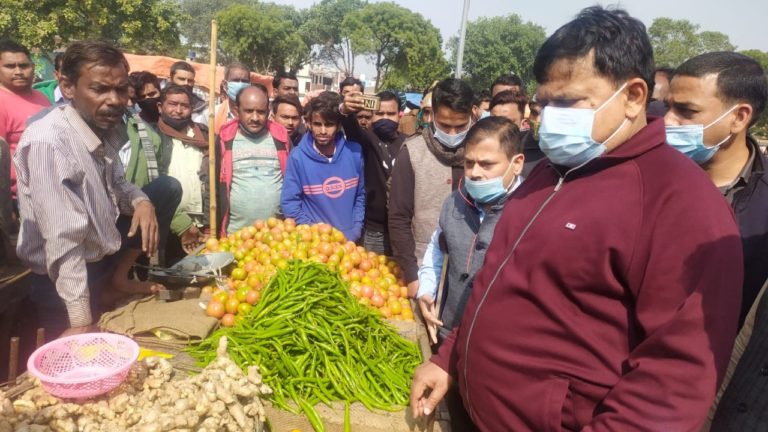 ऊर्जा मंत्री ने जिला प्रशासन एवं पुलिस के अधिकारियों के साथ इंटक मैदान स्थित सब्जी मंडी का किया भ्रमण, व्यवस्थाओं को और बेहतर बनाने के दिए निर्देश।