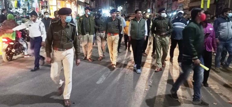 ग्वालियर यातायात : मुरार क्षेत्र के बाजारों में यातायात व्यवस्था एवं यातायात के सुचारू संचालन हेतु पुलिस ने निकाला फ्लैग मार्च।