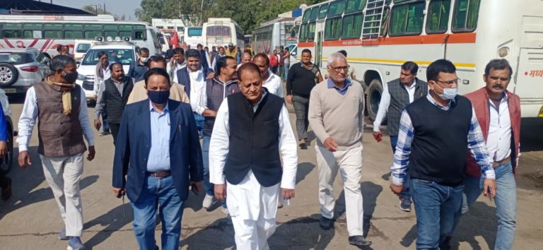 ग्वालियर : श्री मुन्नालाल गोयल ने झांसी रोड बस स्टैंड की समस्याओं को लेकर,अधिकारियों के साथ किया दौरा।
