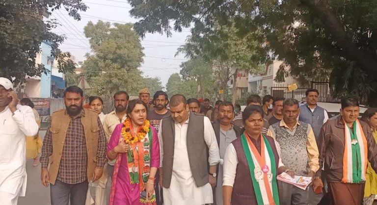 जौरा : विधानसभा के कांग्रेस युवा कार्यकर्ताओ ने किया कांग्रेस प्रत्याशी संगीता त्यागी का जोरदार प्रचार।
