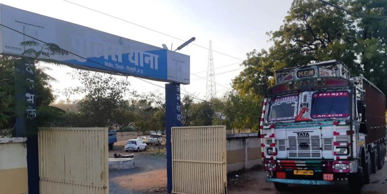 शिवपुरी : पुलिस थाना पिछोर ने शराब पीकर ट्रक चलाने वाले ट्रक चालक पर की चालानी कार्यवाही।