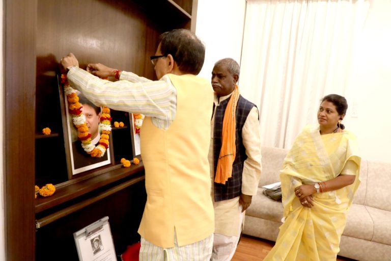 भोपाल : मुख्यमंत्री श्री चौहान ने स्व. माधवराव सिंधिया की जयंती पर किया नमन।