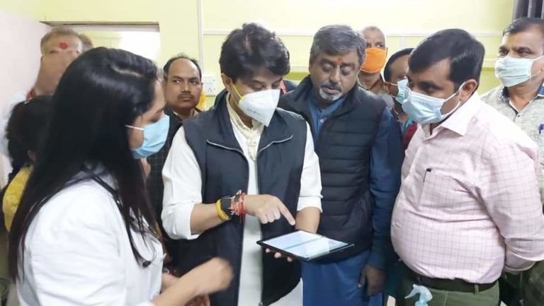 ग्वालियर : संजीवनी क्लीनिक पहुंचे केन्द्रीय मंत्री श्री सिंधिया, स्वास्थ्य व्यवस्थाएँ देखीं और मरीजों के जाने हालचाल।