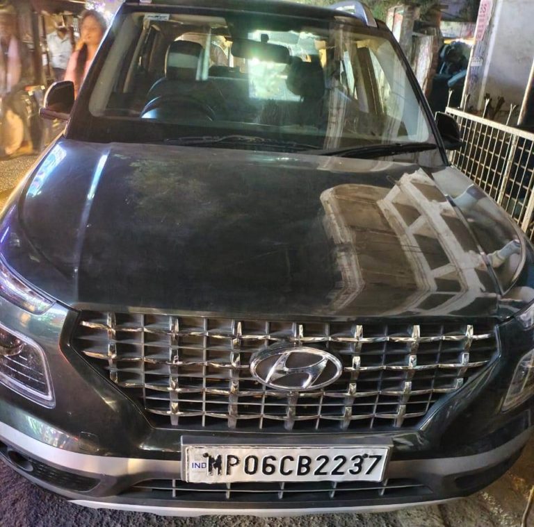 ग्वालियर : पुलिस ने कार में आईपीएल पर ऑनलाईन सट्टा खिला रहे एक सटोरिए को पकड़ा ।