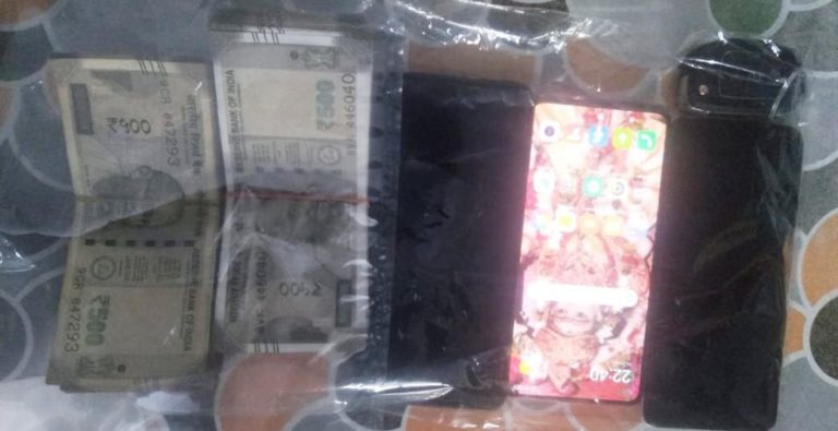 ग्वालियर पुलिस ने ऑनलाईन सट्टा खिला रहे दो सटोरियों को एक लाख रूपये नगद व तीन मोबाइल व कार सहित किया गिरफ्तार