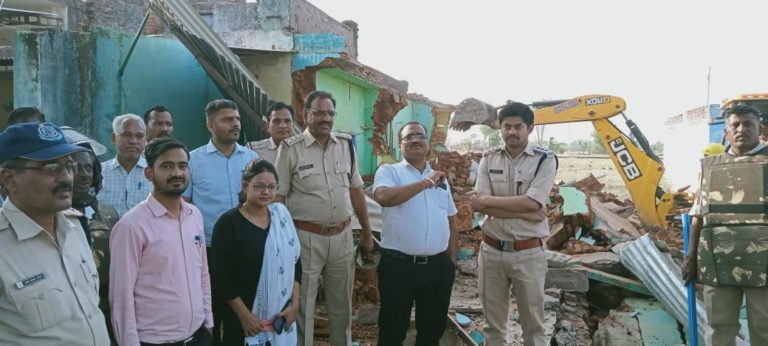 शिवपुरी पुलिस प्रशासन द्वारा संयुक्त कार्यवाही करते हुये दो बदमाशों के नया गांव चौराहा एवं बाचरौन चौराहे के पास बने अबैध निर्माणों पर बुल्डोजर चलाकर नष्ट किया ।