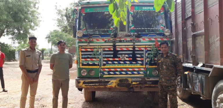 शिवपुरी : पुलिस ने फर्जी रॉयल्टी रसीद से रेत परिवहन करते डम्फर जप्त किया ।