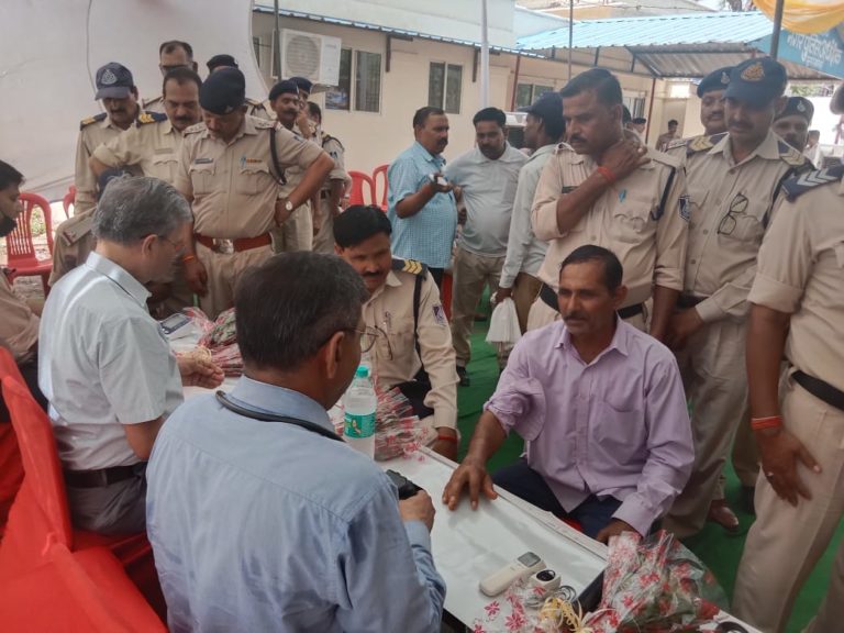 ग्वालियर : सीएसपी कार्यालय मुरार परिसर में पुलिसकर्मियों के इलाज के लिये मेडिकल कैम्प का आयोजन