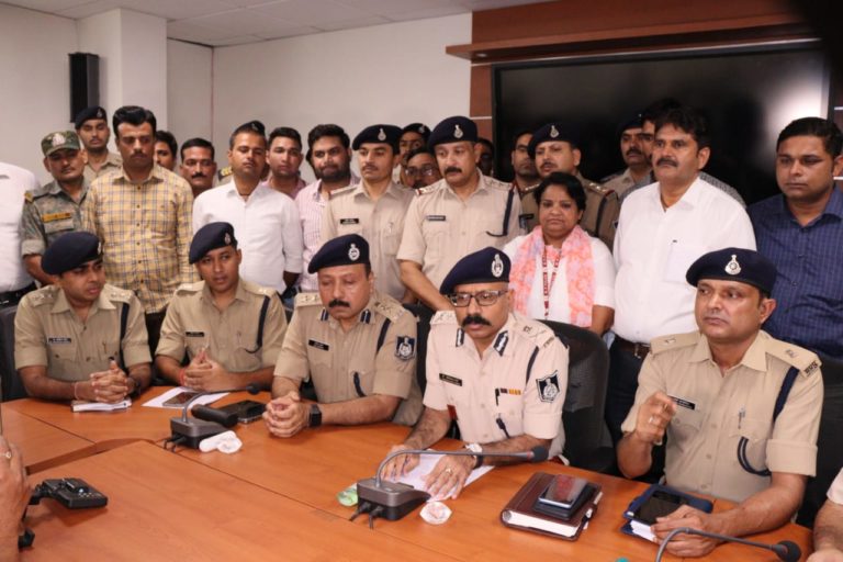ग्वालियर : पुलिस ने पंचशील नगर में हुई सनसनीखेज डकैती की घटना का पर्दाफाश कर शातिर बदमाशों को 24 घण्टे के अन्दर किया गिरफ्तार