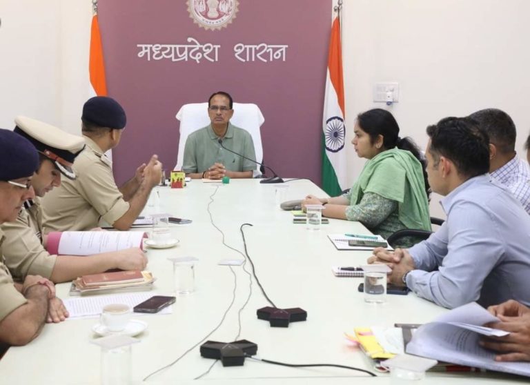 भोपाल : प्रदेश के मुखिया ने स्कूल की बस में बेटी के साथ हुई घटना पर वरिष्ठ अधिकारियों के साथ की आपात बैठक