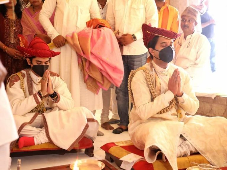 ग्वालियर : “महाराज” श्रीमंत ज्योतिरादित्य सिंधिया ने तलवार की नोक से छुआ शमी का पेड़,जनता ने लूटा सोना।