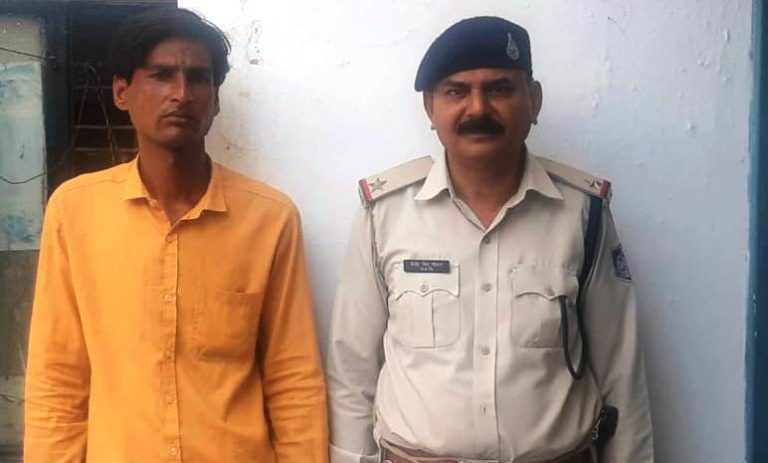 पिछोर : थाना पिछोर पुलिस ने शराबी बदमाश को धरदबोचा ।