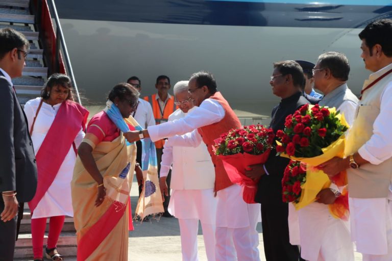 भोपाल। राष्ट्रपति मुर्मु का जबलपुर पहुँचने पर भव्य स्वागत,मध्यप्रदेश की यह पहली आधिकारिक यात्रा।