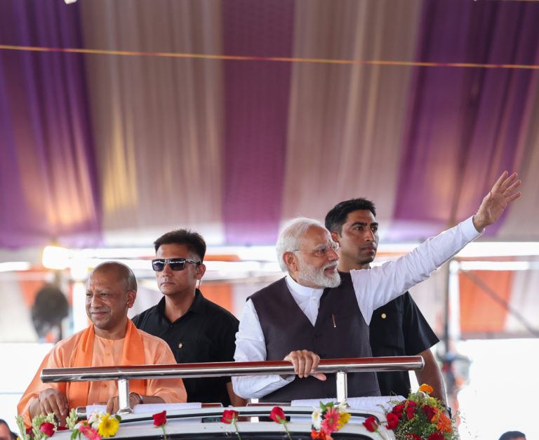 वाराणसी : PM मोदी के काफिले के आगे कूदा युवक, पुलिस ने दौड़ाकर पकड़ा