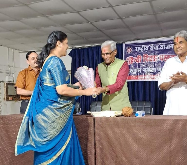 हिन्दी दिवस में काव्य पाठ का आयोजन