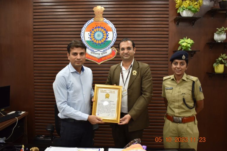 रायपुर पुलिस को गोल्डन बुक ऑफ़ वर्ल्ड रिकॉर्ड द्वारा “सर्टिफिकेट ऑफ़ एक्सीलेंस” दिया गया
