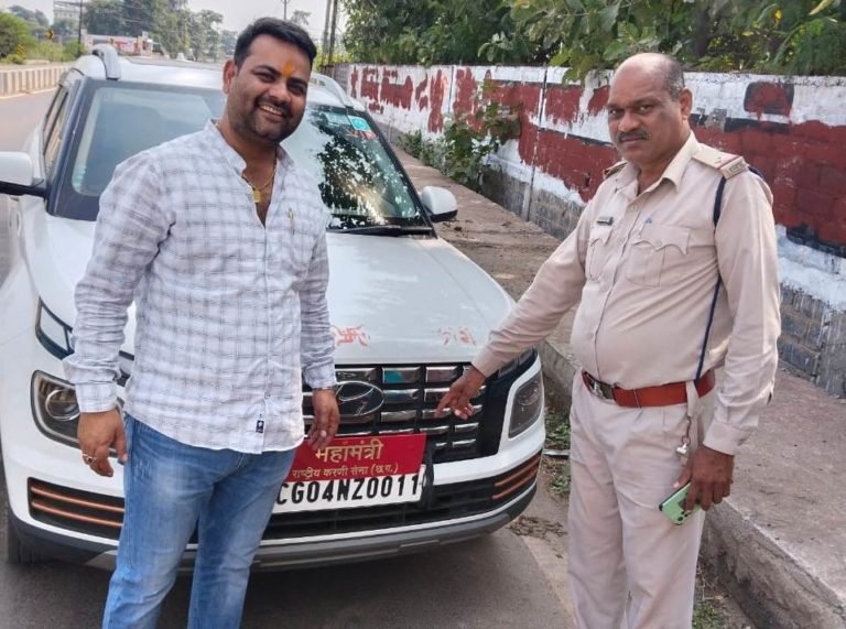 आदर्श आचार्य संहिता – एक्शन मोड़ में रायपुर पुलिस , वाहनों से निकल गए पदनाम पटि्टका