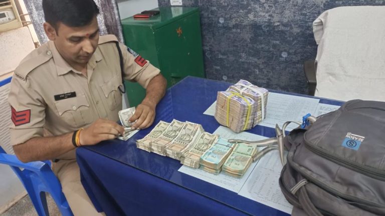 शिवपुरी पुलिस द्वारा चैकिंग के दौरान 1656400 रुपये नगद व 13 किग्रा चांदी कीमती 11 लाख रुपये जप्त किए गए