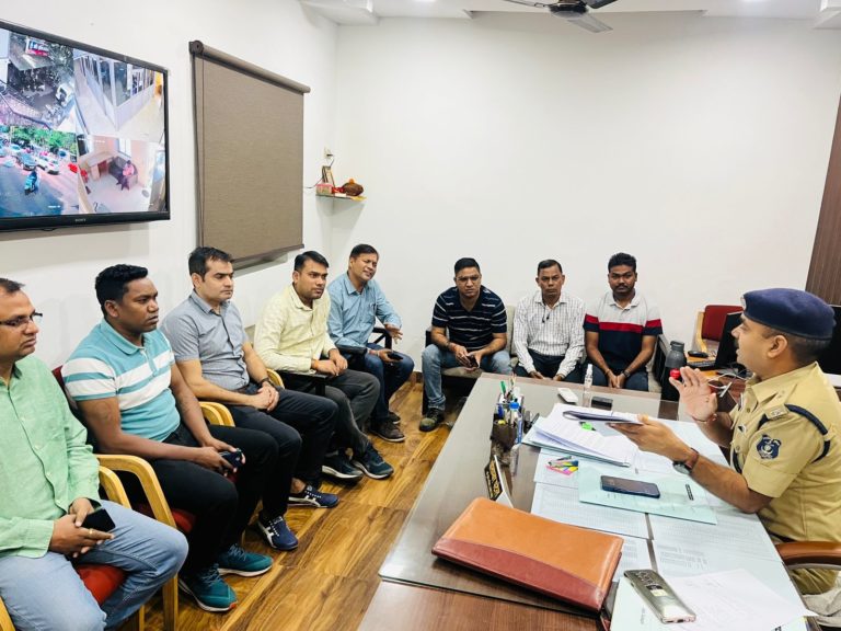 मोबाईल सेवा प्रदाता कम्पनियों के नोडल अधिकारियों सहित सोशल मीडिया मॉनिटरिंग सेल के अधि./कर्म. की ली गई बैठक