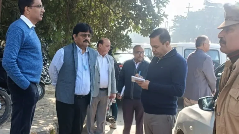 CEO निरीक्षण में उजागर हुई कालिंदी कुंज–नोएडा मार्ग की बदहाली, अफसरों को सख्त निर्देश