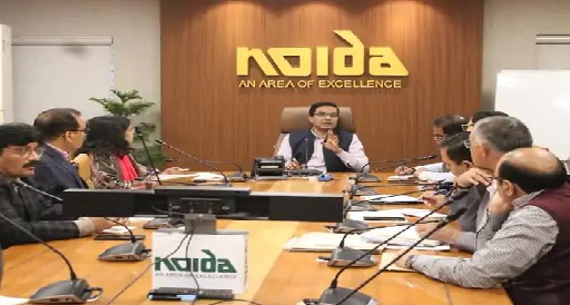 नोएडा प्राधिकरण में अधिकारियों के साथ बैठक करते हुए